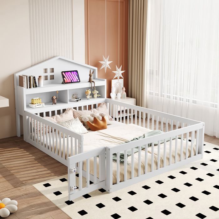 URTR Lit enfant 140x200cm cabane au sol - Avec étagères et rangement - Sommier à lattes - Grille de protection et porte - Blanc