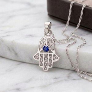 Pendentif main de Fatma orné d'un oxyde de zirconium, argent 925/1000