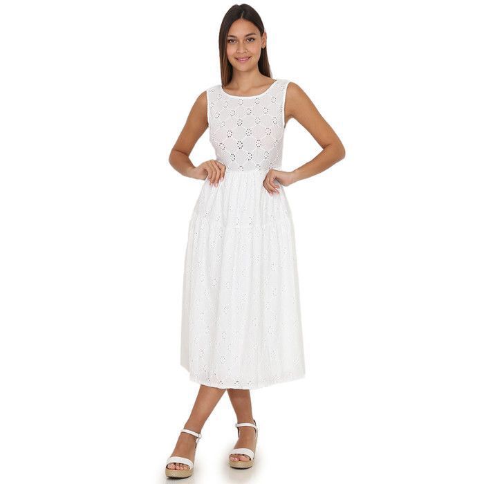 Robe mi-longue blanche en broderie anglaise