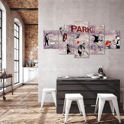 Runa Art Tableau Décoration Murale Mur De Pierre De Collage Banksy 200x100 Cm - 5 Panneaux Toile Prêt à Accrocher 013251a - Maison