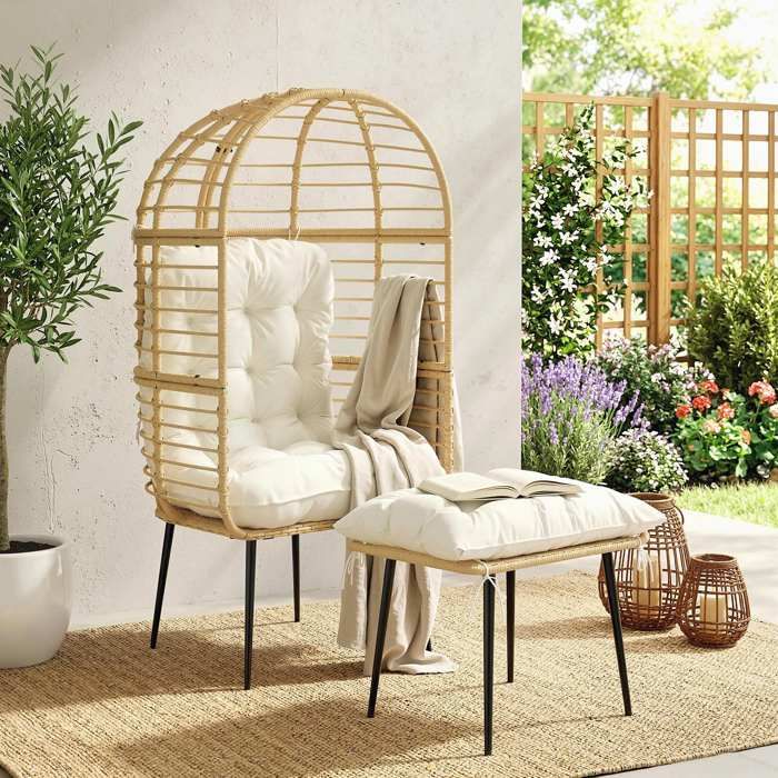 Fauteuil de jardin avec repose-pieds en résine tressée PE forme œuf coussins longs et épais cadre métal beige
