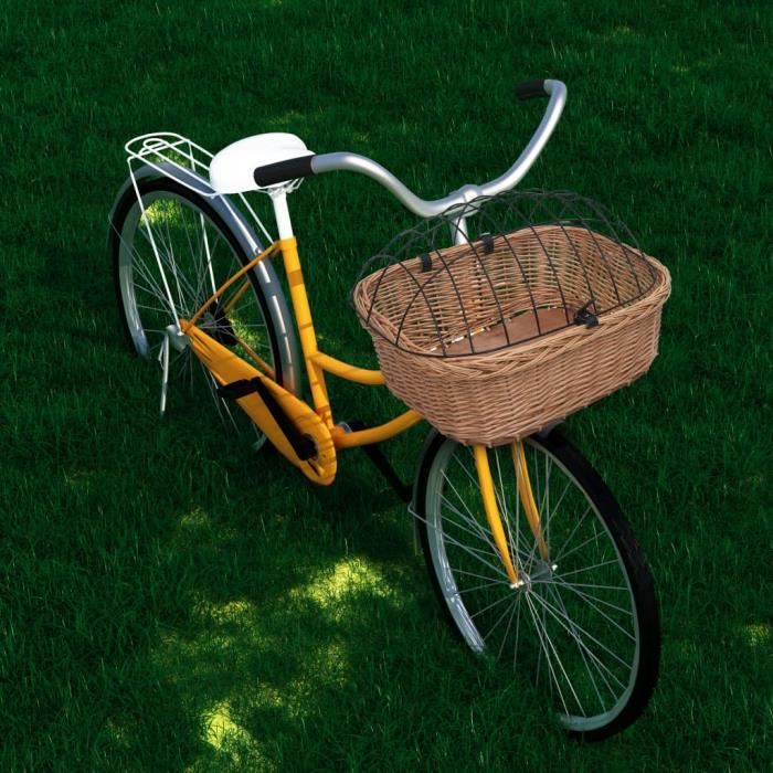 Panier en osier tissé et coloré isolé. Panier sur fond blanc. Idéal