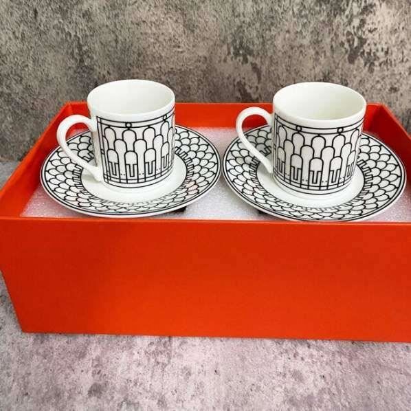 Tasses à thé et soucoupe moderne - France