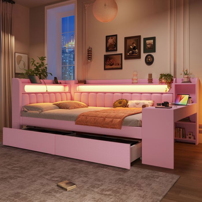 Lit capitonné 140x200 cm avec petite table intégrée deux tiroirs port USB et bande lumineuse LED décorative rose.