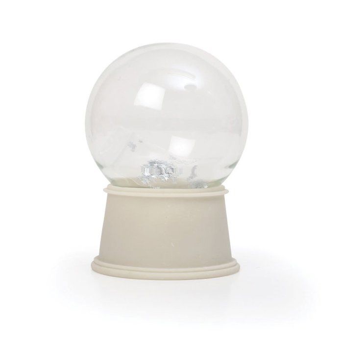 Boule à Neige Géante Noël Chanteurs Devant Maison à Colombages - Diamètre 15 Cm, Socle Blanc Carré