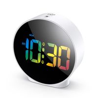 Réveil Numérique, Alarm Réveil LED, Snooze, Luminosité réglable, Mode alarme jour de travail (Blanc+Police Couleur)