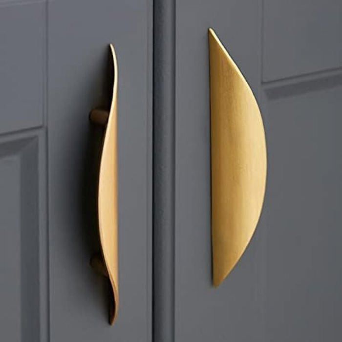 Lot de 2 poignées de meuble dorées en alliage de zinc doré. Distance entre les trous : 32 mm.