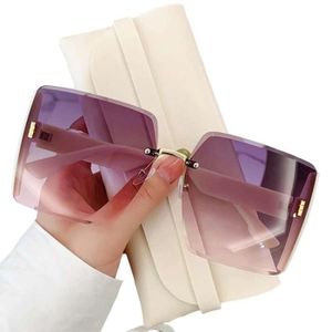 Ancienne et neuve paire de lunettes de soleil CHARLES JOURDAN collection costume Ancienne et neuve paire de lunettes de soleil CHARLES JOURDAN collection costume
