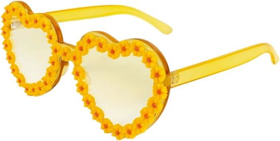 Image libre: Une photo en gros plan d’une lunette de soleil en forme de cœur ornée de fleurs de Image libre: Une photo en gros plan d’une lunette de soleil en forme de cœur ornée de fleurs de
