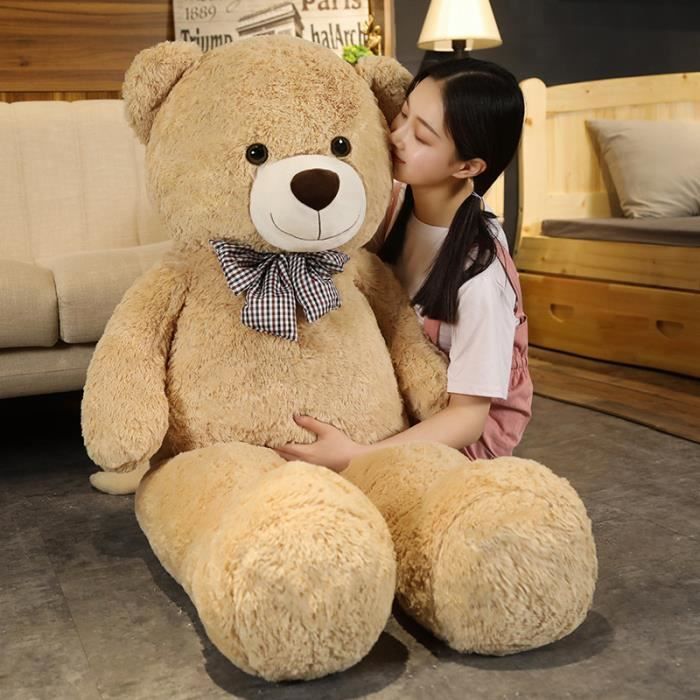 Un grand outlet ours en peluche