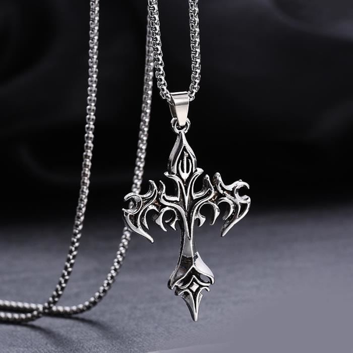 Un Collier à Chaîne De Clavicule Rose Avec Un Pendentif En Forme De Cœur épineux Au Design Doux