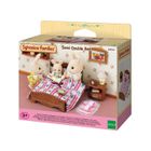 SYLVANIAN FAMILIES - Chocolat Père avec canapé & 5019 - Semi Lit Double - Poupées et Accessoires - Sylvanian SYLVANIAN FAMILIES - Chocolat Père avec canapé & 5019 - Semi Lit Double - Poupées et Accessoires - Sylvanian