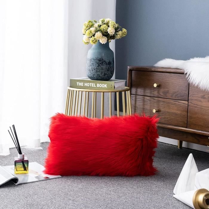 Promo Housse De Coussin En Fausse Fourrure Chez Action