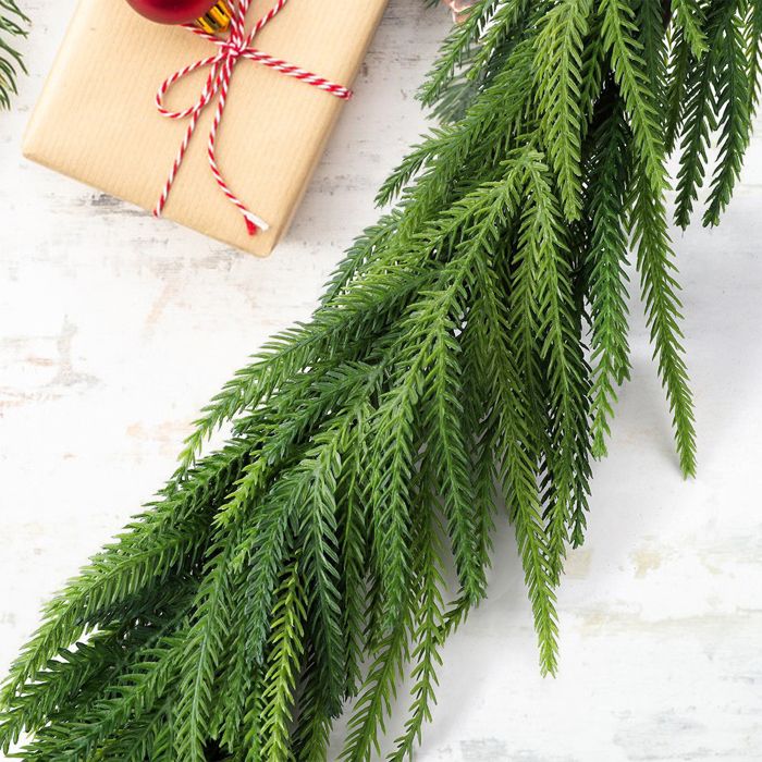 Dvkptbk Guirlande de Noël Artificielle 6,2 Pi Toucher Réaliste Guirlande de Pin de Norfolk d'Hiver Aiguille Verdure Guirlande pour Noël Extérieur Intérieur Table Manteau de Cheminée Décoration Murale