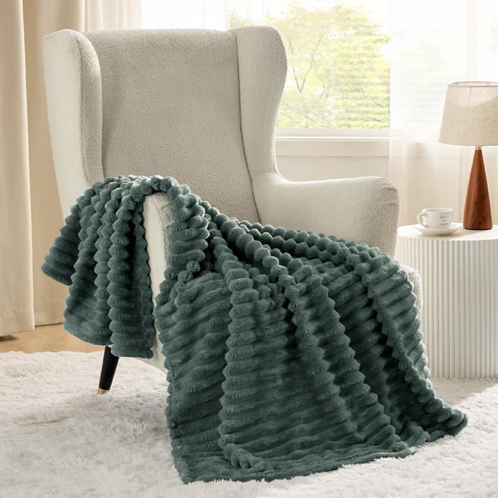 Bedsure Velours Côtelé Fleece - Plaid Chaud pour Chambre & Salon - Doux et Cocooning - Vert Colvert - 150x200cm