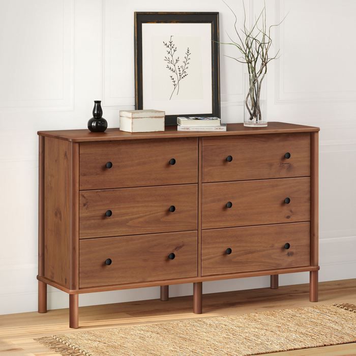 Commode chambre APOANA L 132 cm 6 tiroirs en bois massif coloris châtaignier meuble de rangement pour vêtements Commode chambre APOANA L 132 cm 6 tiroirs en bois massif coloris châtaignier meuble de rangement pour vêtements