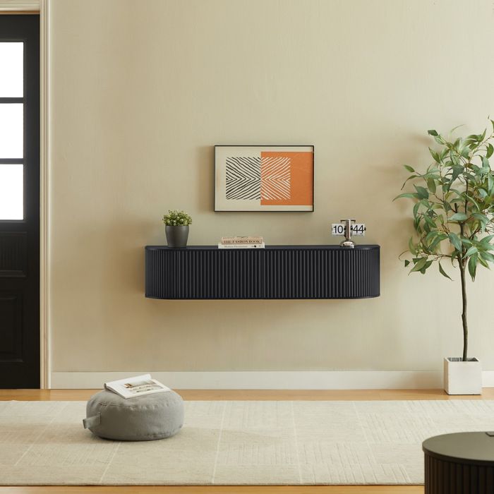 Meuble TV suspendu 140 cm noir avec passe-câbles portes battantes rangement fermé panneaux de particules et MDF ORVRYN