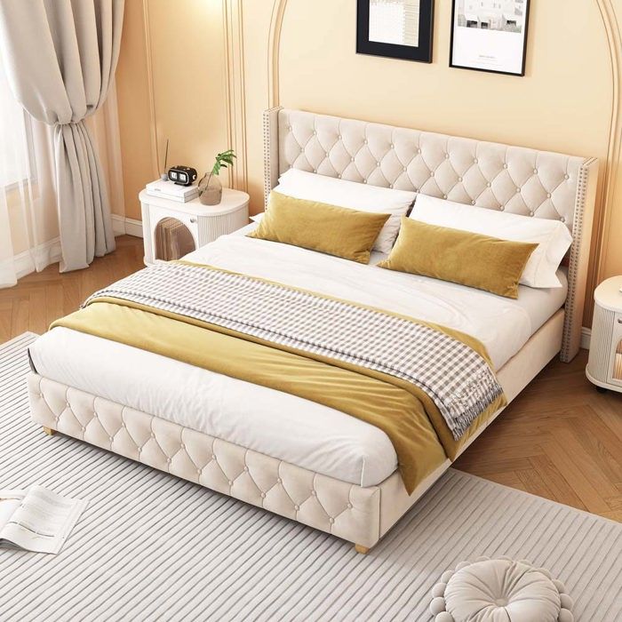 Lit adulte - 180 x 200 cm - Velours beige - Tête de lit rembourrée rivets - Sommier à lattes inclus