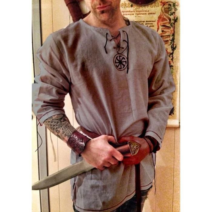 Homme en costume de pirate médiéval pour halloween. Amis dansant