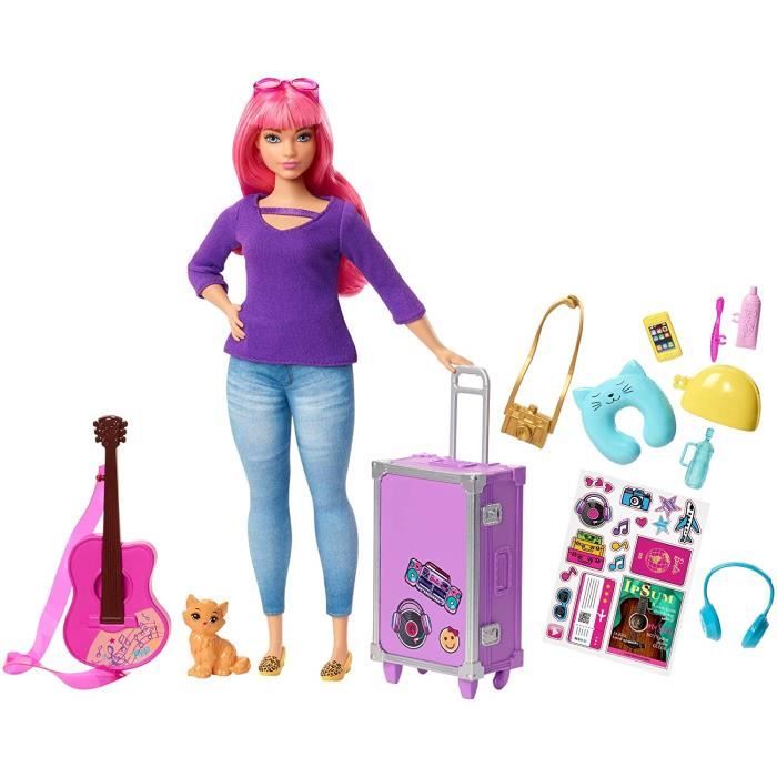 ​Barbie Voyage poupée Daisy aux cheveux roses avec sa valise, figurine de chat, guitare, autocollants et accessoires, jouet pour