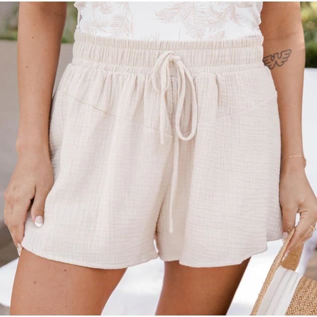 Femme avec on sale short court