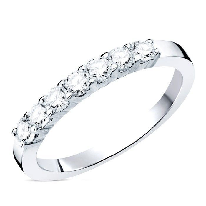 Bague en or blanc 18 carats sertie de 7 diamants taille brillant de 005 ct. Largeur : 24 mm.