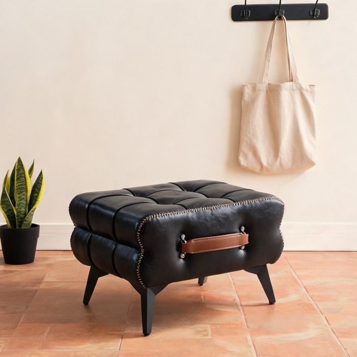 Repose-pieds rectangulaire simili PU jet black 43x33 cm structure métal noir poignée cuir usage intérieur