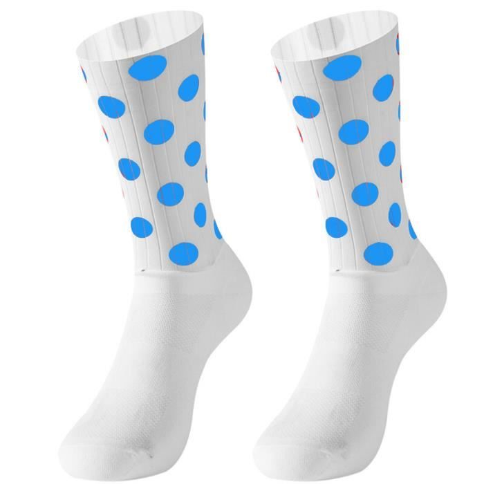 Chaussettes blanches : comment porter les chaussettes hautes pour être