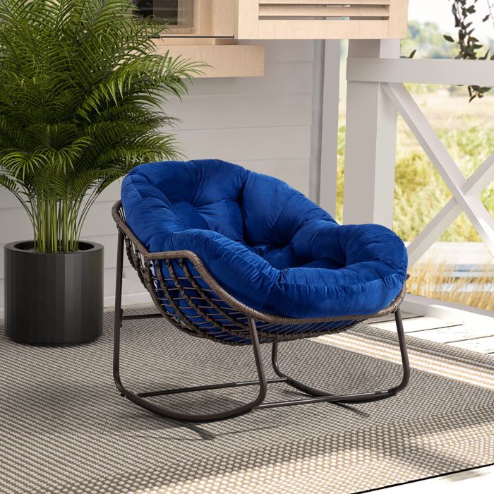 Fauteuil rocking chair dextérieur en rotin synthétique bleu marine avec coussin structure en acier