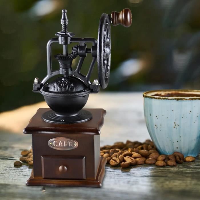 Moulin à café manuel pour moudre les grains de café | Photo Premium Moulin à café manuel pour moudre les grains de café | Photo Premium