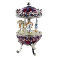 Oeuf musical de style Fabergé en métal avec chevaux de carrousel. Oeuf musical pour Pâques - Le beau Danube bleu (Strauss)