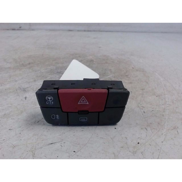 Bouton De Warning Pour Fiat Grande Punto - Référence 735447690, Occasion, état Bon, Compatible 1.3 JTD Multijet