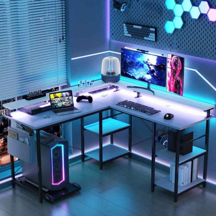 Bureau gamer dangle LED 140x140 cm avec prises USB Type-C étagères support écran et rangement latéral