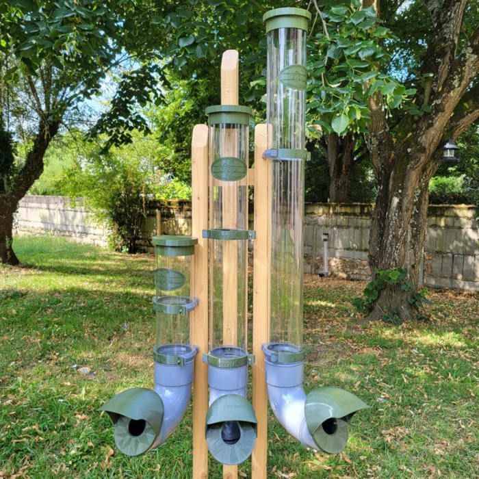 Comparer les prix de Mangeoire Volailles Et Gibiers En Plastique Vert Tube Transparent 7kg Prima - Evena