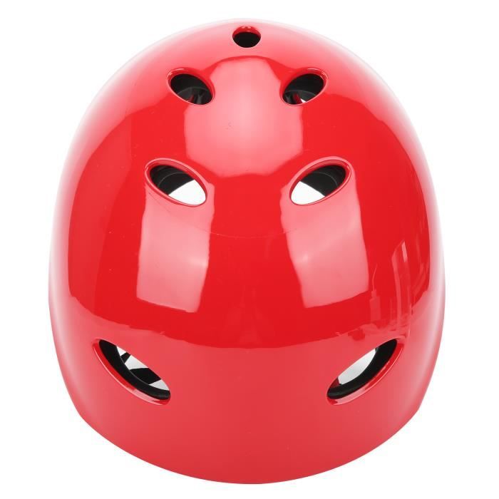 Un Casque Jaune Est Posé Sur Une Table Devant Un Bâtiment Avec Un