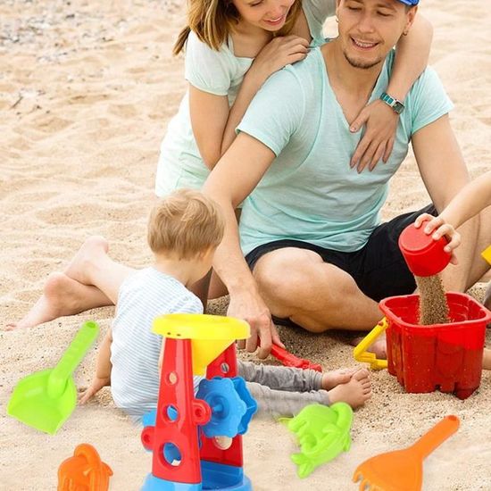 des jouets pour enfants au bord de la mer, un seau, une pelle, un râteau se  trouvent sur une plage rocheuse. concept de sécurité des enfants. 11023482  Photo de stock chez Vecteezy