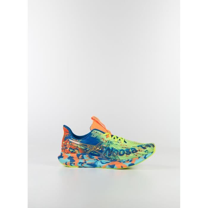La scarpa Asics Noosa Tri&trade, 14 ha una forma aderente che si indossa come un calzino. La tomaia dai colori appariscenti