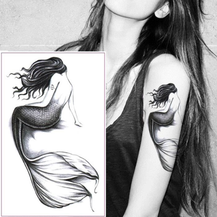 Fille tatouée montre ses orteils parfaits Fille tatouée montre ses orteils parfaits