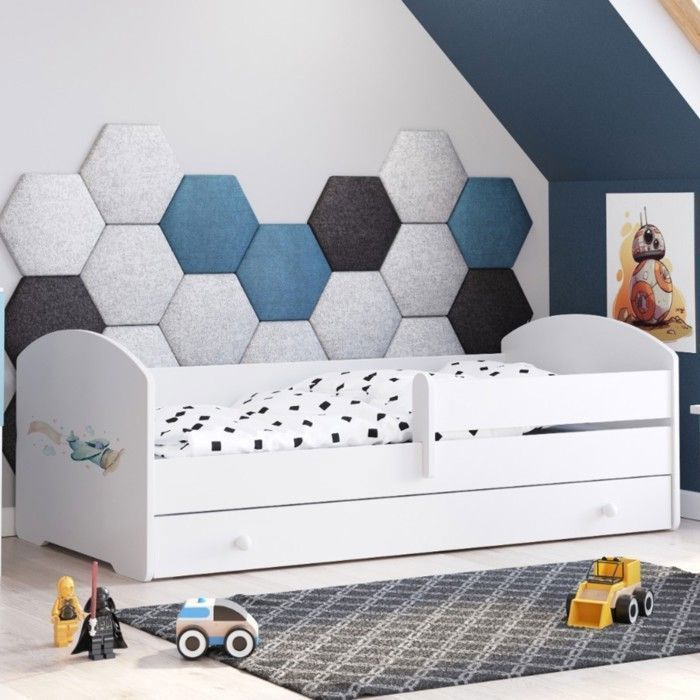 Lit pour enfant LUK – Blanc 140 x 70 cm avec barrière tiroir et matelas – avec graphique d’avion