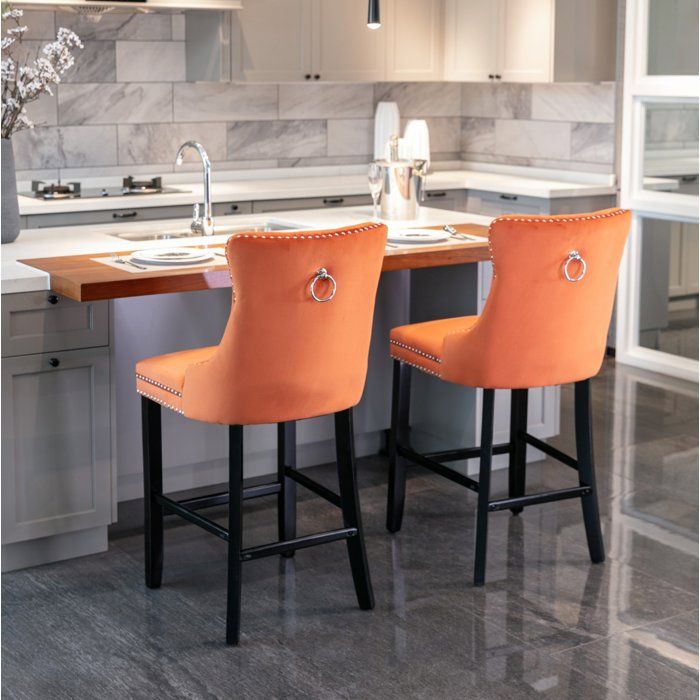 Tabourets de bar lot de 2 EVRYAE en velours orange dossier haut capitonné pieds en bois massif