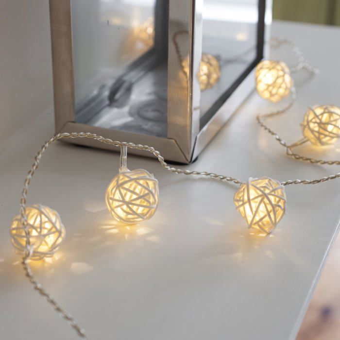 Guirlande Lumineuse LED à Piles avec 2m 20 Boules Blanc Chaud en Rotin Tressé de(toujours allumées avec deux piles)