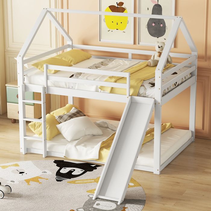 Lit superposé EVRYAE Modèle Maison 140x200 cm en pin blanc avec toboggan et échelle deux couchages et garde-corps