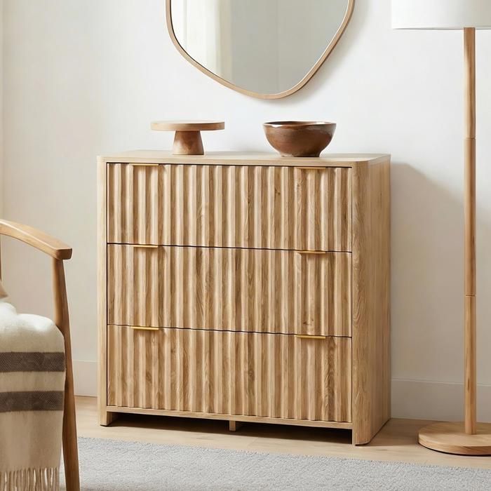 Commode ELLA L 78 cm avec 3 Tiroirs en Bois Coloris Coloris Chêne Poignées Plates en Métal Doré Design Strié Contemporain Commode ELLA L 78 cm avec 3 Tiroirs en Bois Coloris Coloris Chêne Poignées Plates en Métal Doré Design Strié Contemporain