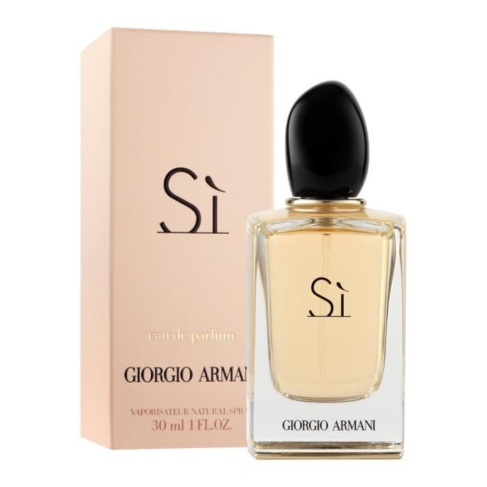 Le designer Giorgio Armani définit comme «un hommage à la féminité moderne, une combinaison irrésistible de l'esprit d'indépendance,