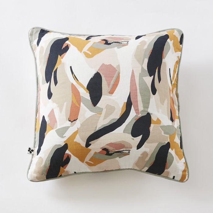 Coussin déhoussable 45x45 cm JULIA — gaze de coton imprimée passepoil contrasté motif abstrait