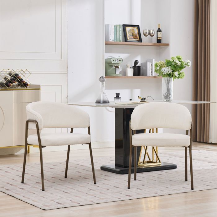 Chaise de cuisine moderne en chenille beige avec accoudoirs et pieds métal laiton antique à lunité