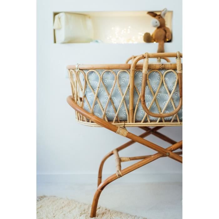 Un Petit Couffin En Rotin A L Esprit Vintage 2 Poignees De Transport En Rotin Fond De Lit En Rotin Vendu Avec Son Pied De Cdiscount Puericulture Eveil Bebe