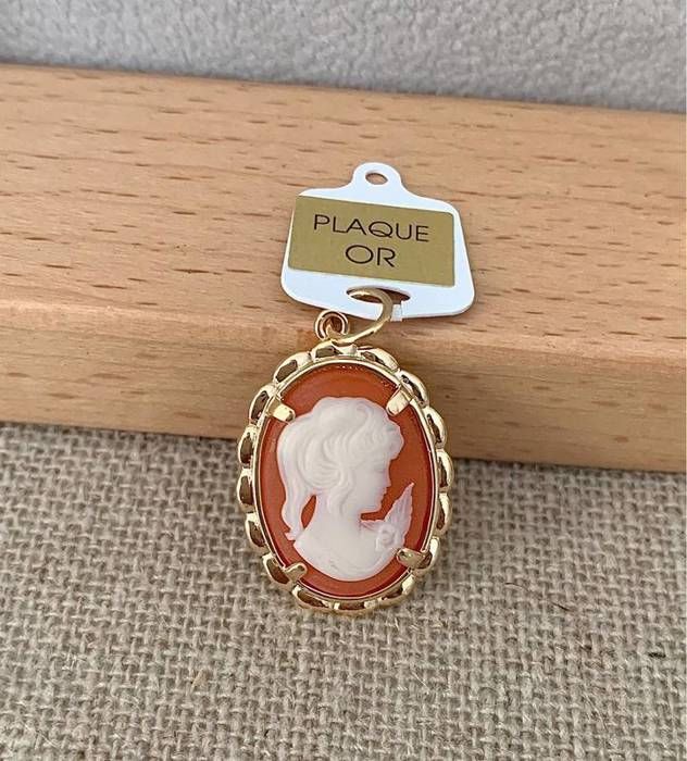 Pendentif - Femme - Camée - Plaqué or 18 carats - Rouge cornaline - 18mm x 13mm