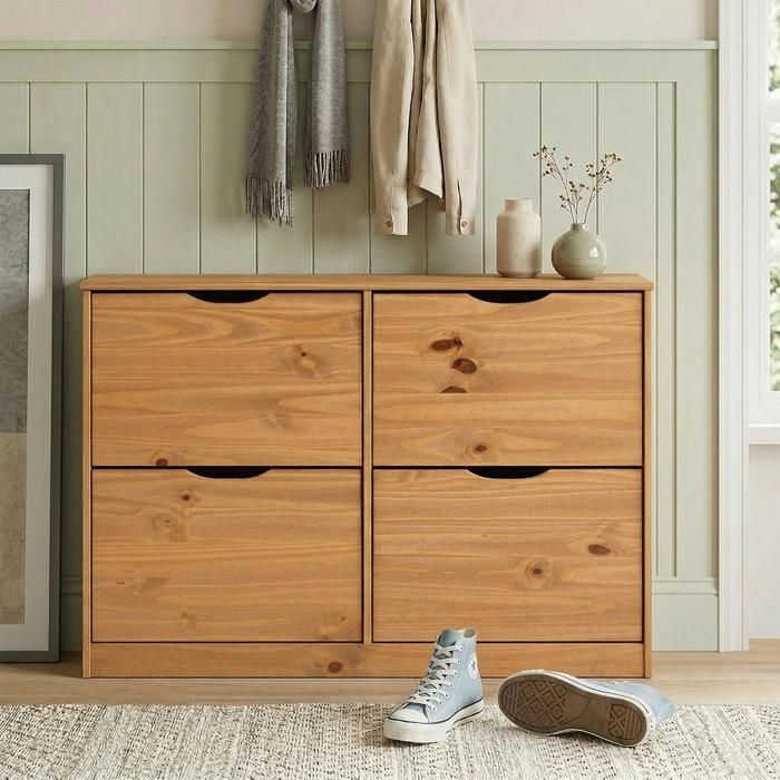 Meuble à chaussures BASIL armoire avec 2 x 2 abattants rangement pour 24 paires en pin massif lasuré couleur miel Meuble à chaussures BASIL armoire avec 2 x 2 abattants rangement pour 24 paires en pin massif lasuré couleur miel