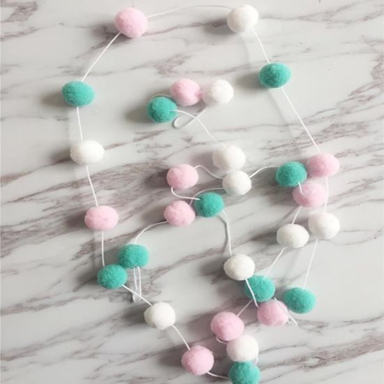 Lot de 2 guirlandes de pompons colorés - 2,5 m - Décoration murale